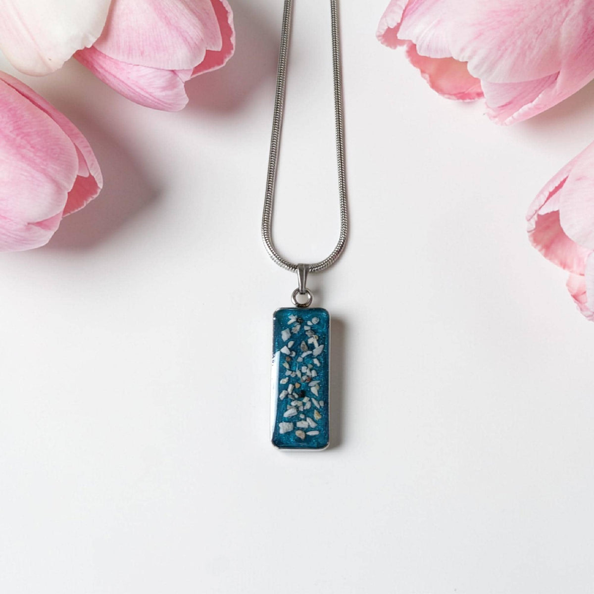 Rectangle Cremation Necklace: Memorial Keepsake with Ashes Solid Color Background 25mm
